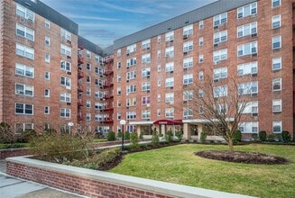 Building Photo - 3 Sadore Ln