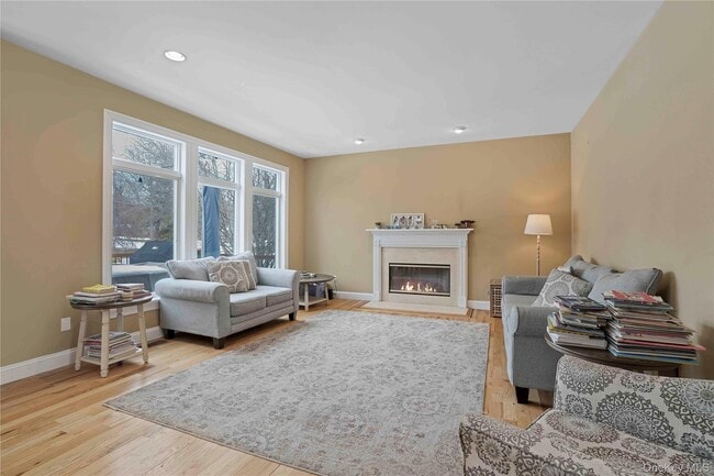 Building Photo - 484 Rosedale Ave