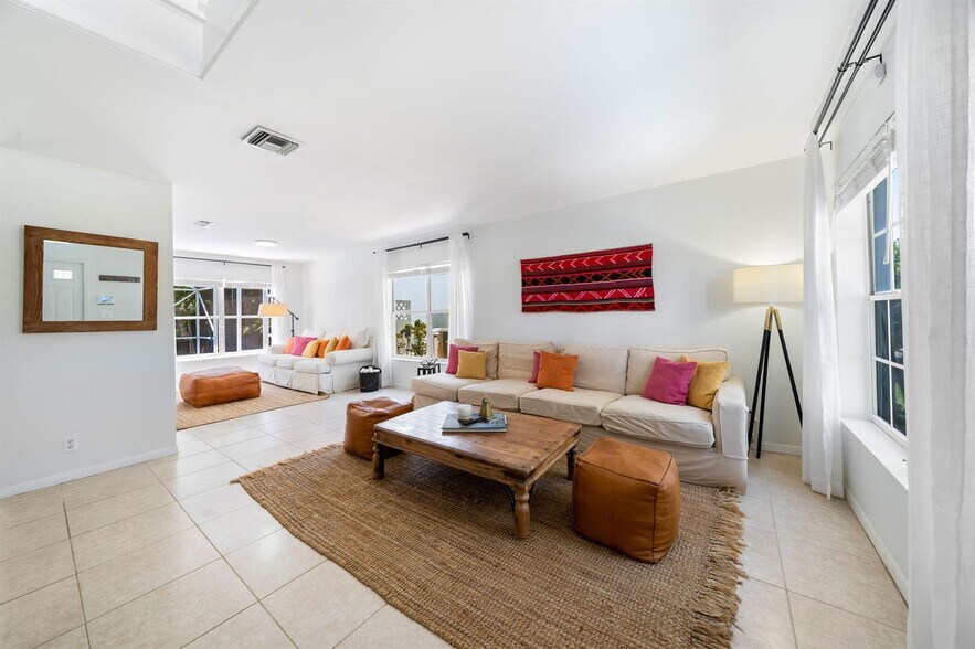 Building Photo - 1527 S Club Dr