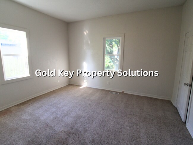 Building Photo - Updated 2 BR 1 BA House with Huge Kitchen ...
