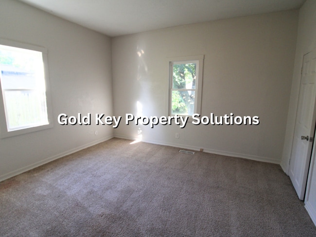 Building Photo - Updated 2 BR 1 BA House with Huge Kitchen and Garage (SECTION 8 APPROVED)