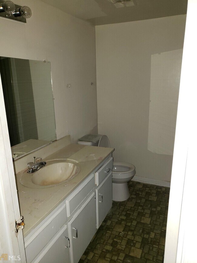 Building Photo - 1409 Camelot Dr
