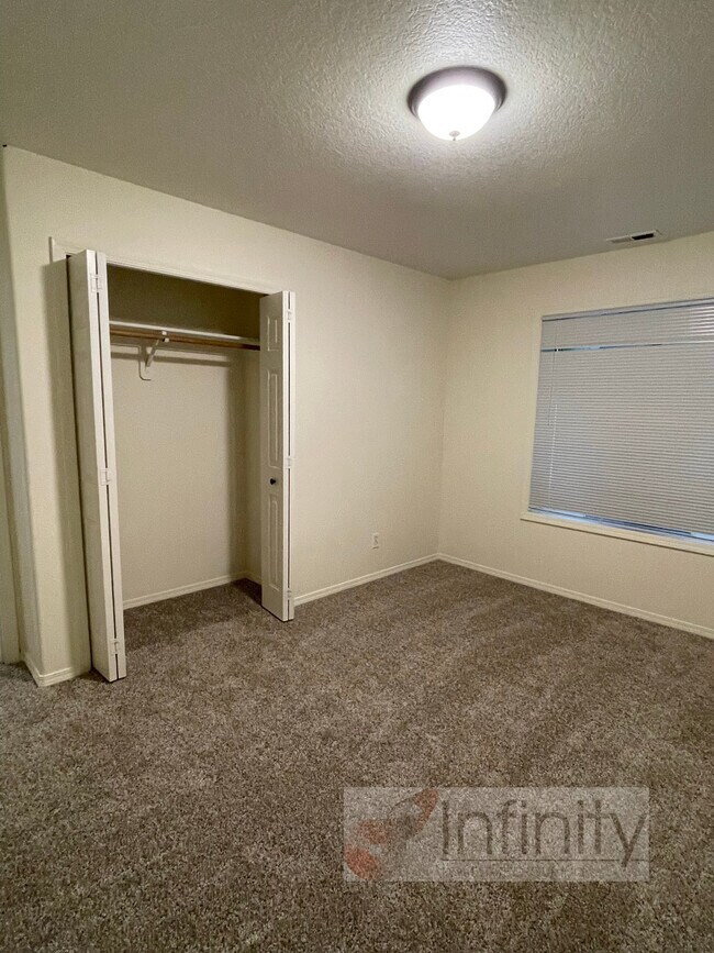 Building Photo - 23984 SW Shady Grove Dr