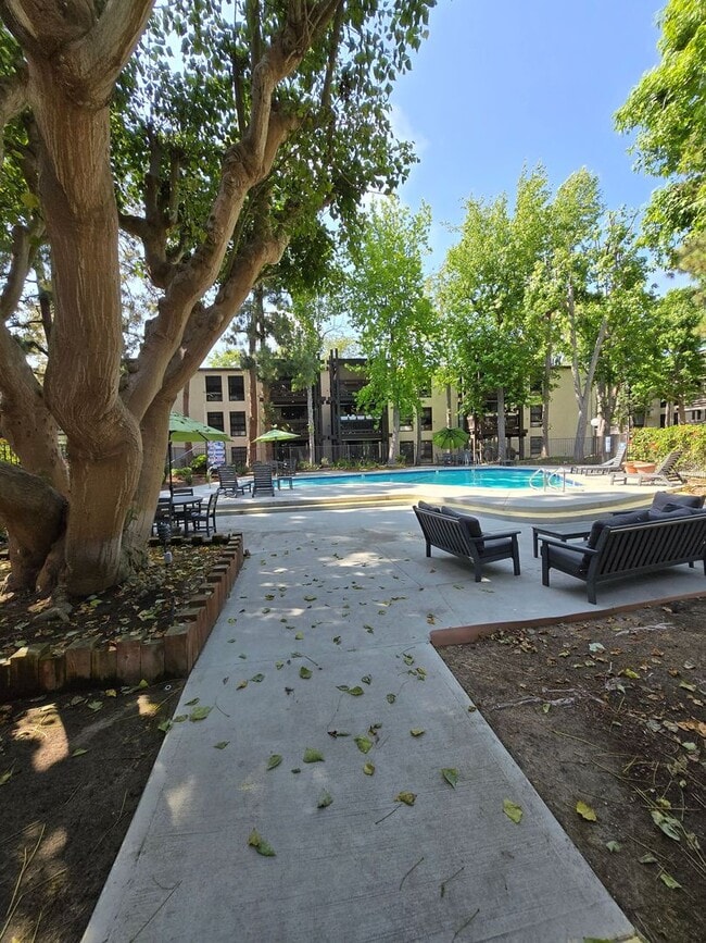 Building Photo - Playa Del Rey 1 bedroom apartment in Large outdoor community