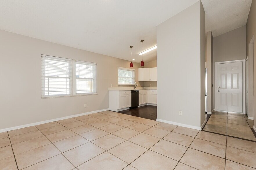 Building Photo - 2027 Helm Ln