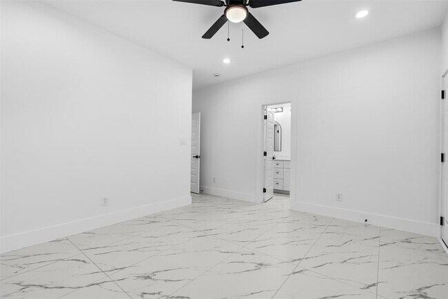 Building Photo - 9110 Everglade Dr