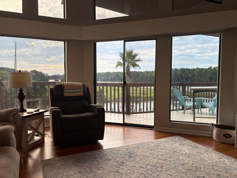 Building Photo - 3806 Spinnaker Dr