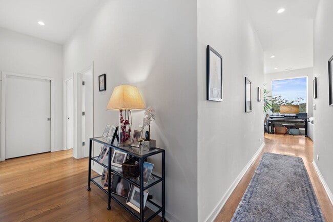 Building Photo - 1728 W Division St