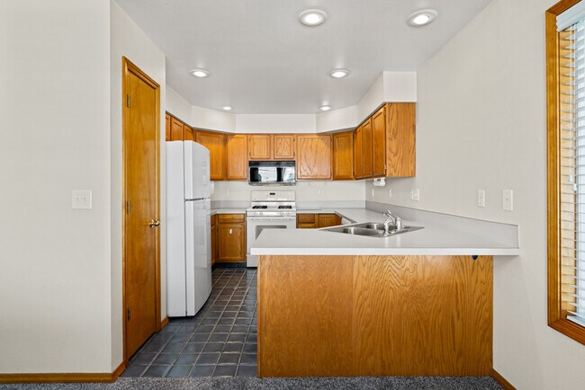 Building Photo - 5415 N Noble Fir Ave
