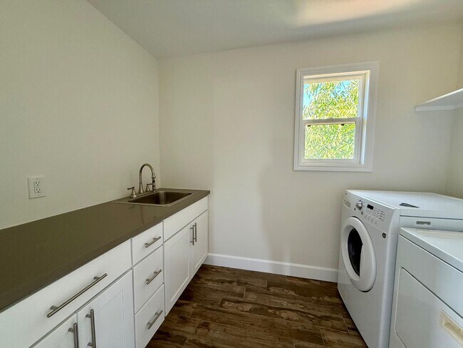 Building Photo - 1082 Lupin Way
