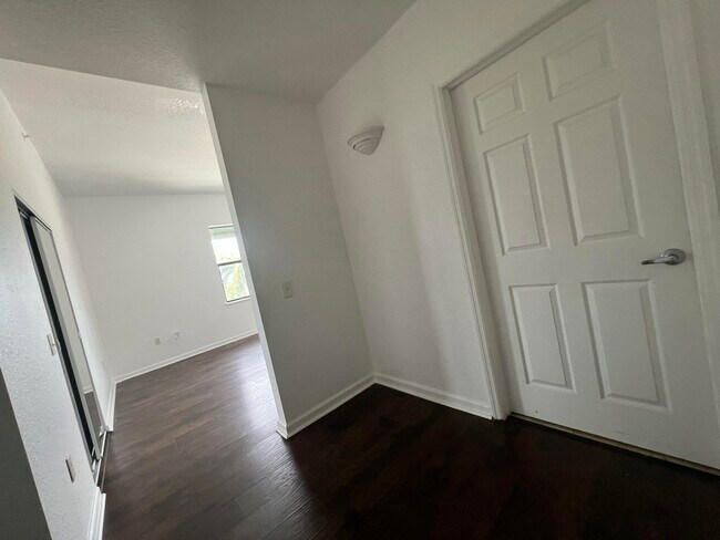 Building Photo - 1610 Presidential Way