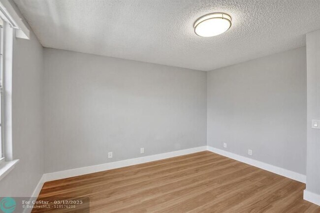 Building Photo - 4903 SW 31st Terrace