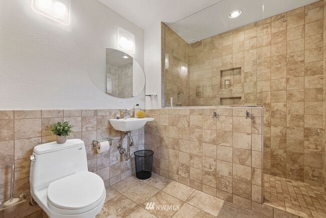 Building Photo - Oversized 4 Bedroom 3 Bathroom Home- Picni...