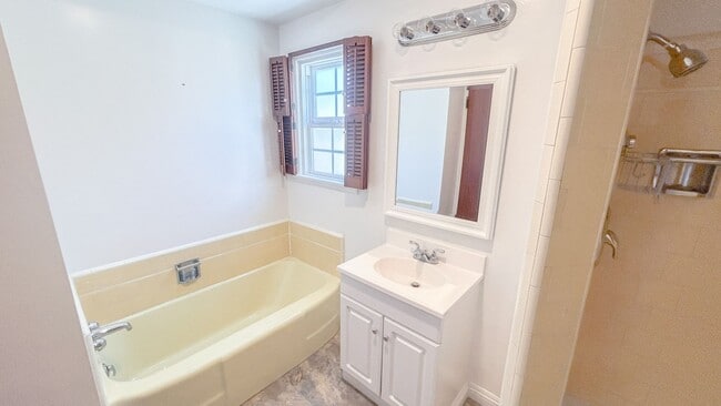 Building Photo - For rent! This charming 4-bedroom, 3-bathr...