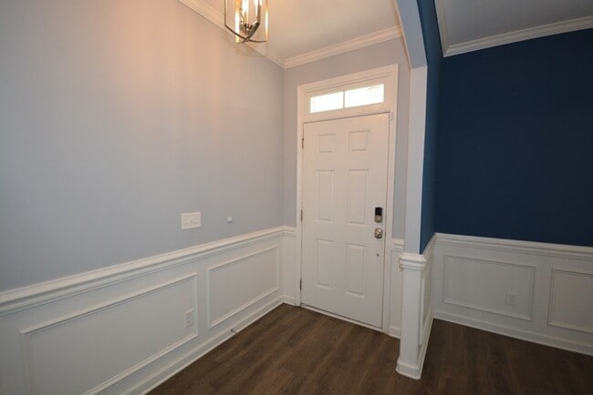 Building Photo - "Luxurious 5-Bed in, Pooler!"