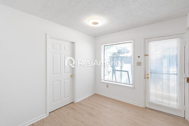 Building Photo - Newly Renovated 3/2 in a Quiet Neighborhood