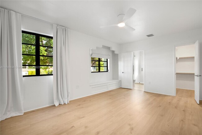 Building Photo - 2033 N Bay Rd