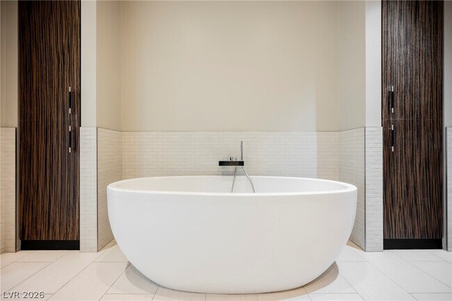 Building Photo - 3750 S Las Vegas Blvd