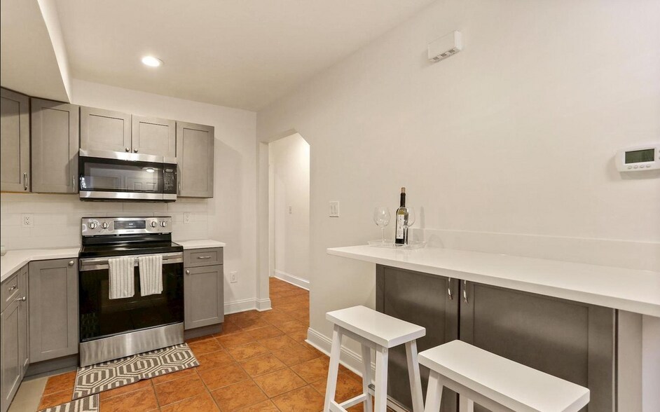 Kitchen - 650 Newton Pl NW
