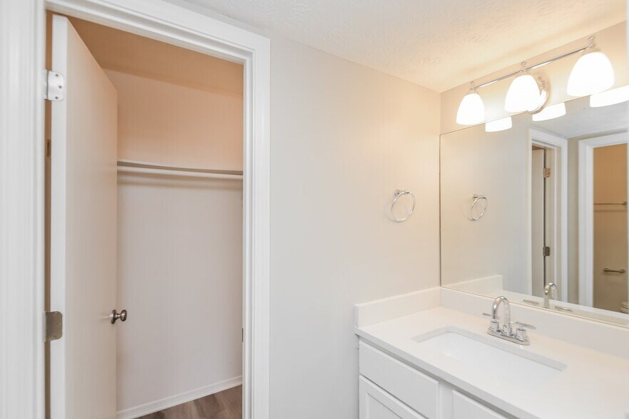 Building Photo - 6018 Valley Trails Ct