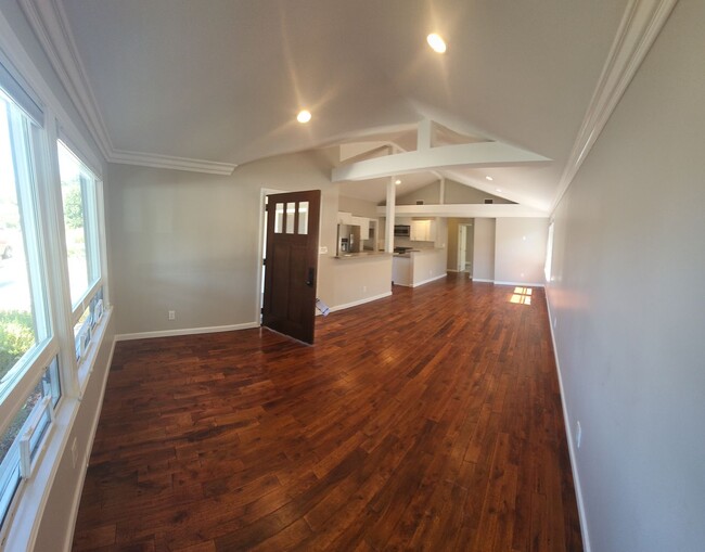 Building Photo - Beautiful, updated home close to Poly and ...