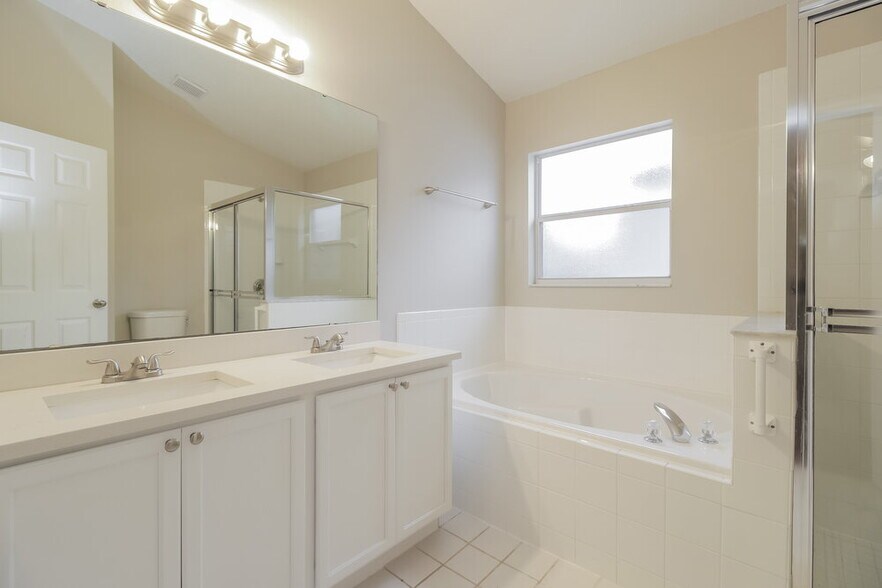 Building Photo - 13621 Meadowpark Ave