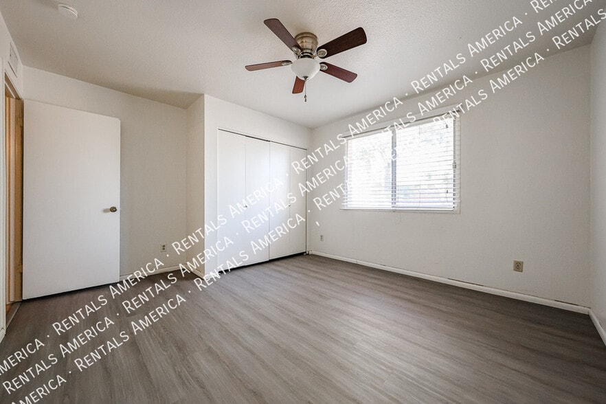 Building Photo - 2156 E Yale Dr