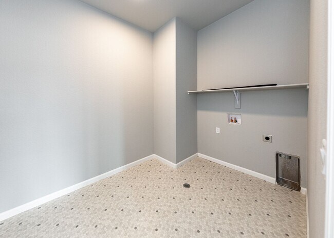 Building Photo - Luxury Executive Westside Townhouse with E...