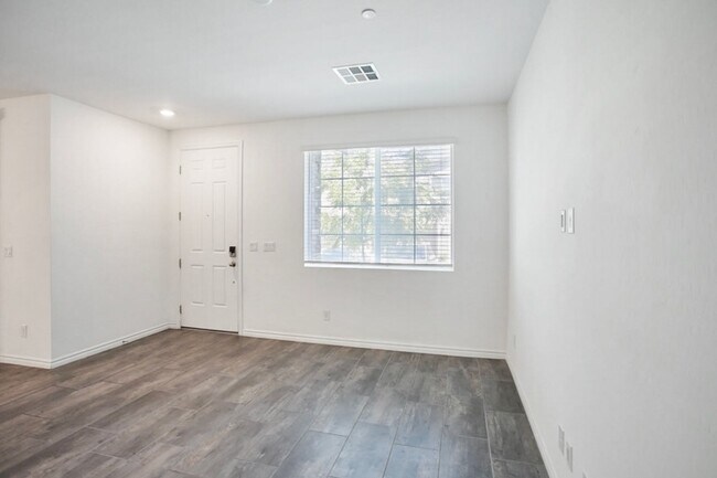 Building Photo - 3 Bed Townhome At Las Vegas Blv and St. Rose Pkwy