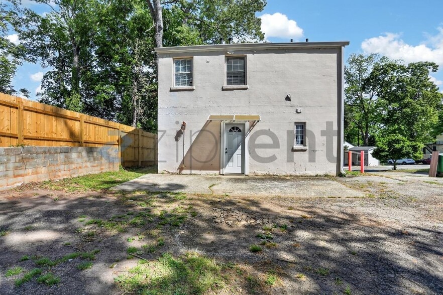 Building Photo - 633 Spring St