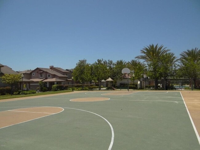 Building Photo - 3 Bed, 2.5 Bath Townhome in gated Park Lane Community