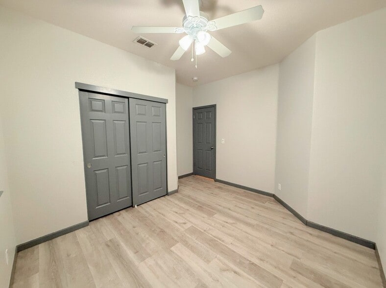 Building Photo - 633 Chandon Dr