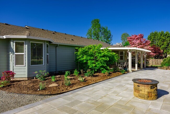 Building Photo - One Level Home - Three Bedroom + Bonus with AC / Beautiful Yard!