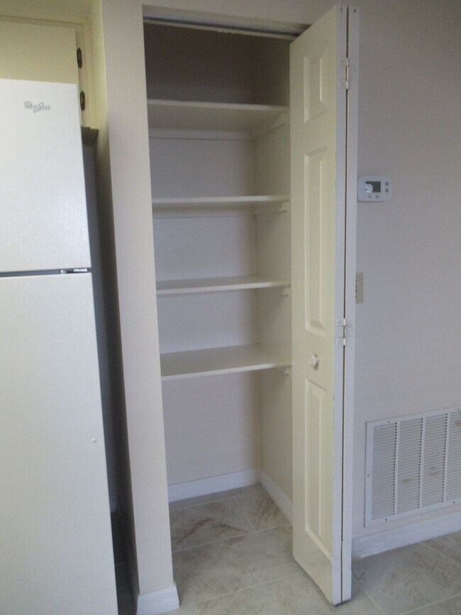 Building Photo - 2br/2ba Duplex with Lakeview