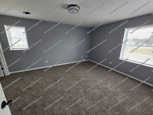 Building Photo - Updated 2 Bedroom Townhome