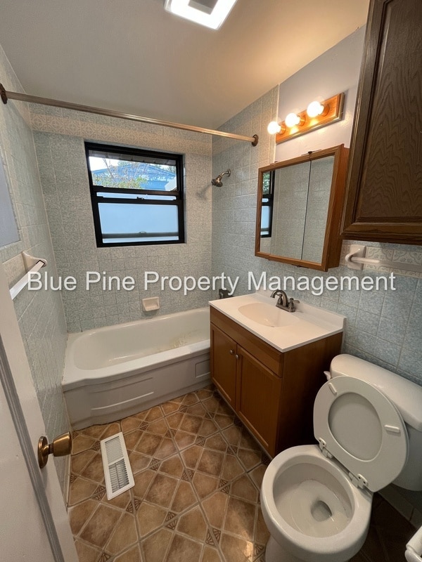 Building Photo - 1080 Halsey St