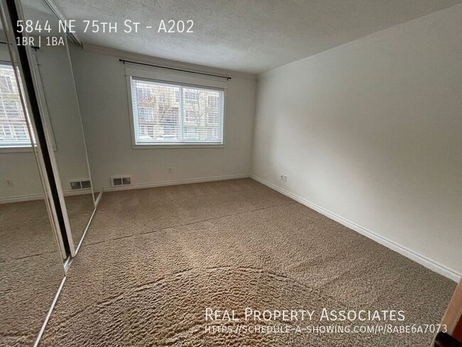 Building Photo - Pet Friendly 1 bed condo (incl:WSG + 1 par...