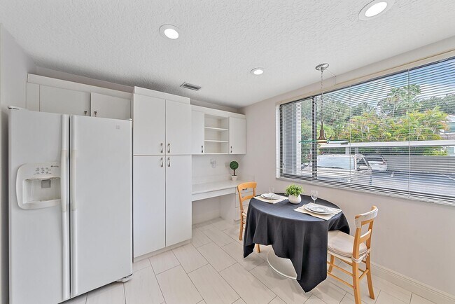 Building Photo - 811 Oak Harbour Dr