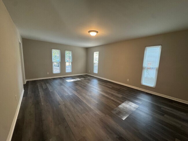 Building Photo - Gorgeous 3 bedroom home recently upgraded