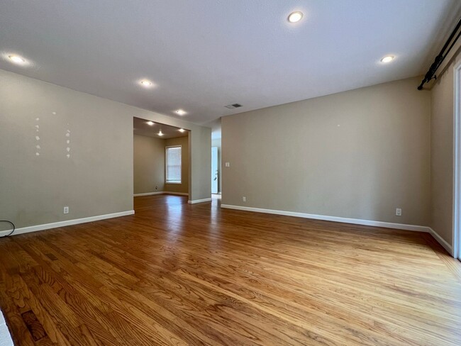 Building Photo - Spacious 4-Bed / 2-Bath Rancher near Linda Mar Beach