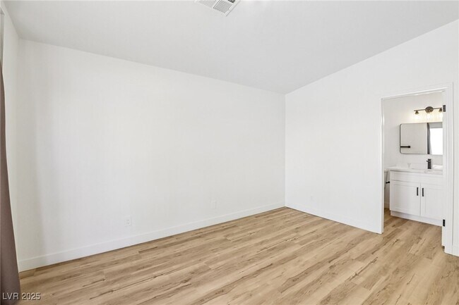 Building Photo - 7400 Queen Palm Dr