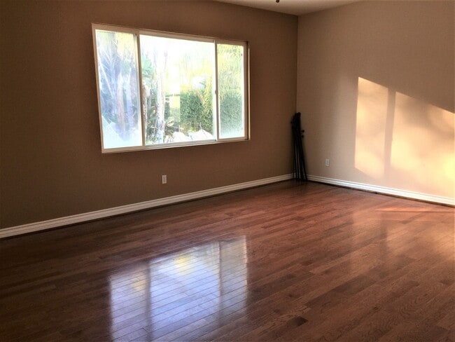 Building Photo - Gorgeous large single family home in Eastlake!