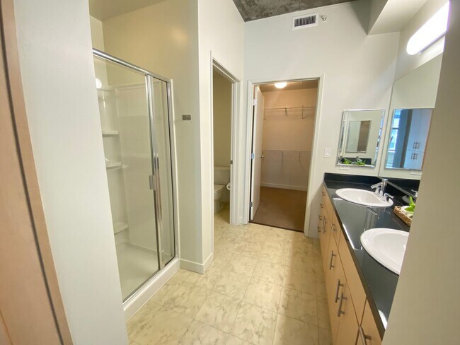 Building Photo - Advent - Gorgeous & Bright Contemporary Style Condo W/ Parking & Laundry!