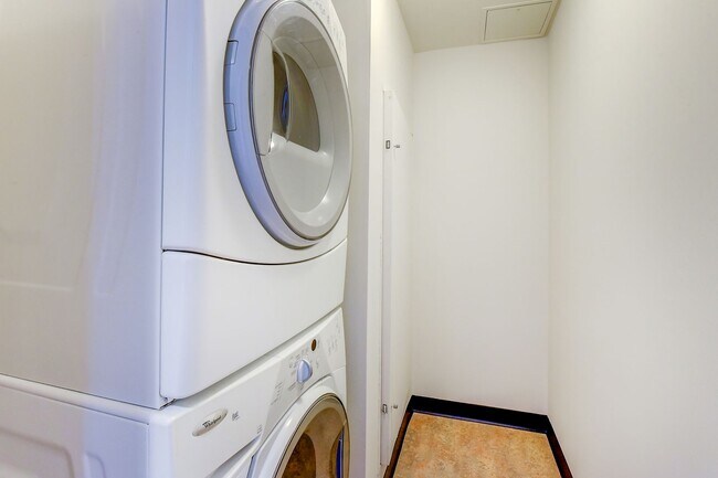 Building Photo - Elevated 1BR at Enso | Lake Views, Parking, Prime Location