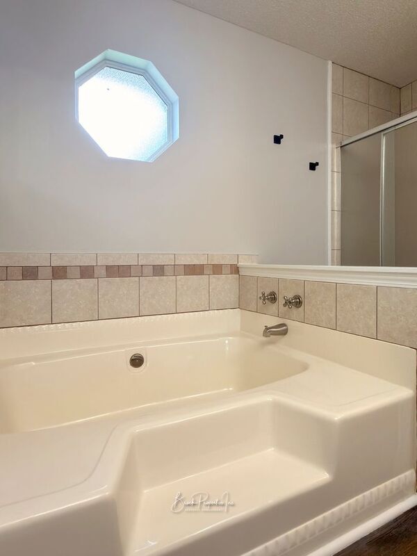 Building Photo - 2520 Southern Oaks Dr