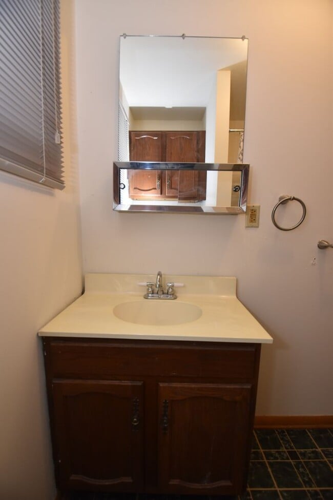 Building Photo - Mishawaka- 3 bedroom Country living near the Main Street Shopping and Edison Lakes business distr...