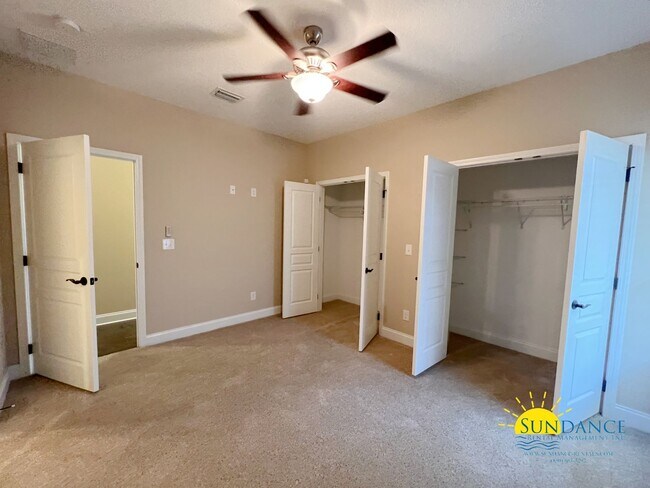Building Photo - Gorgeous 4 Bedroom Home in FWB!