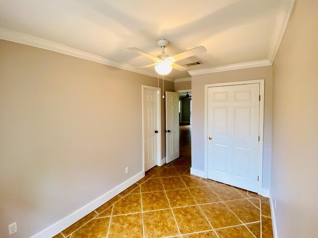 Building Photo - 427 Seacrest Dr