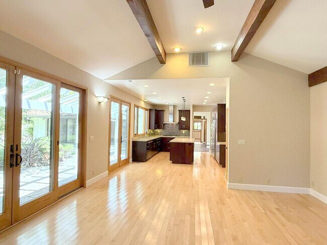 Building Photo - Sprawling ranch home located in highly des...