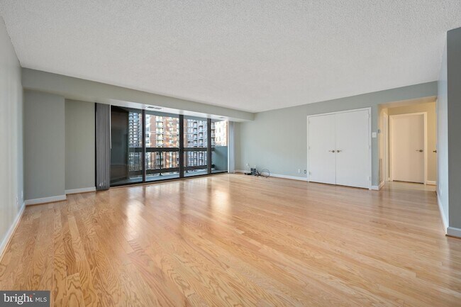 Building Photo - 3800 Fairfax Dr